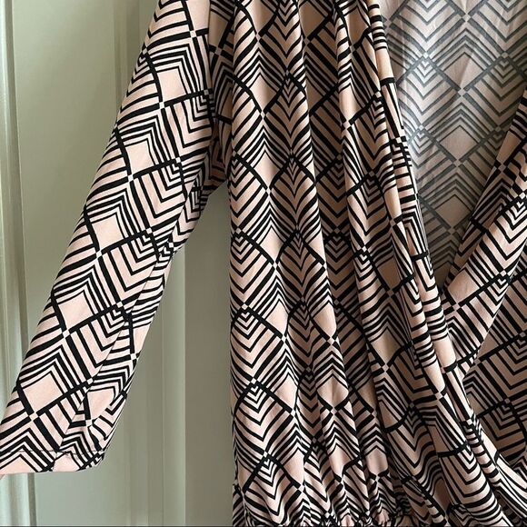 2/$16 New York & Company Pink Print V Neck Faux Wrap Blouse; SZ S; NWOT - Picture 3 of 7